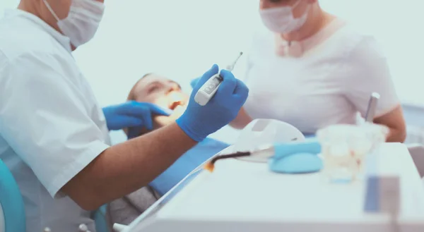 Detalhe de mão segurando ferramentas dentárias na clínica odontológica. Conceito de dentista — Fotografia de Stock