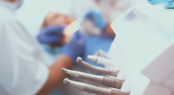 Olika dentala instrument och verktyg på en tandläkares kontor — Stockfoto