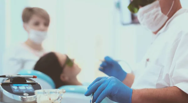 Man tandarts werkt bij zijn patiënten tanden — Stockfoto