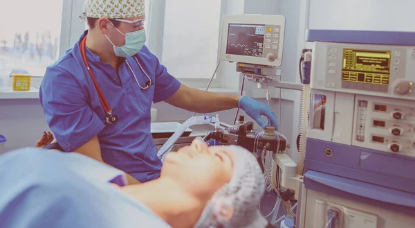 Homem cirurgião no trabalho na sala de cirurgia — Fotografia de Stock