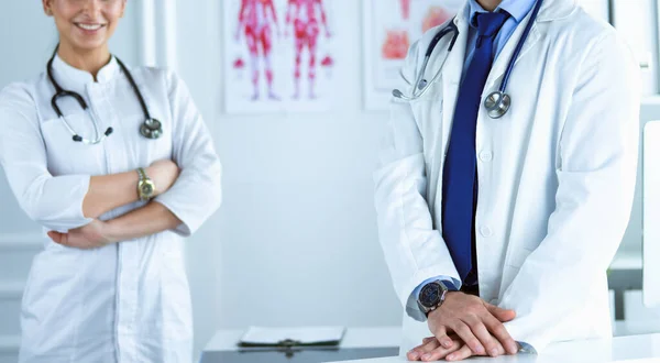Smiling doctor man standing in front of his team and patient — Stock Photo, Image