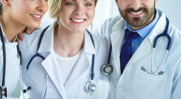 Successful medical team. Confident doctors team standing together and smiling — Stock Photo, Image