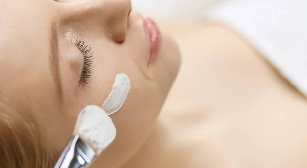 Aplicación mascarilla facial Spa. Spa belleza máscara facial orgánica aplicación en el salón de spa de día —  Fotos de Stock