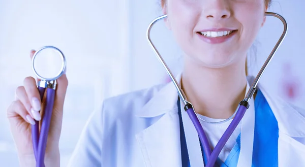 Lächelnde Ärztin mit Stethoskop im Krankenhaus — Stockfoto