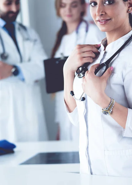 Porträtt av ung kvinna läkare med vit rock stående på sjukhus — Stockfoto