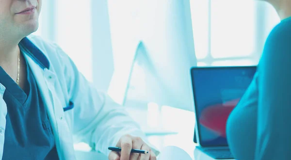 The patient and his doctor in medical office — Stock Photo, Image