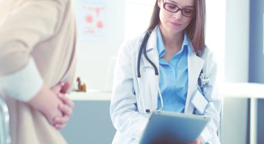 Doktor ve hasta masada otururken bir şey tartışıyorlar. İlaç ve sağlık hizmetleri kavramı