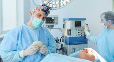 Ameliyathanede çalışan bir cerrah.