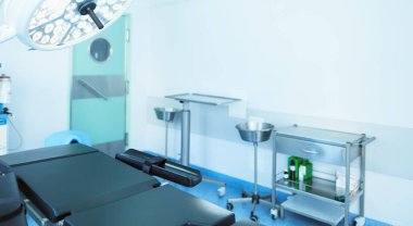 Modern klinikteki ameliyathane.