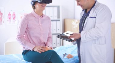 Teletıp konseptinde VR gözlüklü hasta kadın.