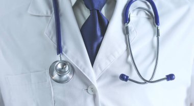 Tablet bilgisayarlı siyahi bir doktor hastanede bekliyor.