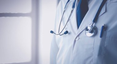 Tablet bilgisayarlı siyahi bir doktor hastanede bekliyor.