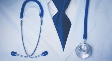 Tablet bilgisayarlı siyahi bir doktor hastanede bekliyor.