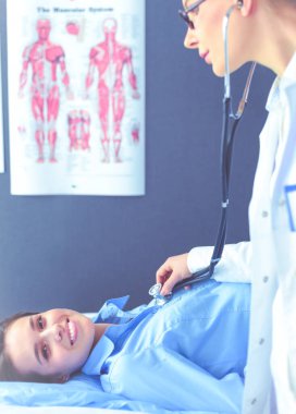 Doktor ve hasta masada otururken bir şey tartışıyorlar. İlaç ve sağlık hizmetleri kavramı