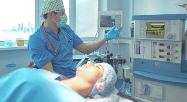 Ameliyathanede çalışan bir cerrah.