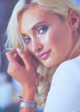 Güzel genç kadın portresi, ofiste oturuyor..