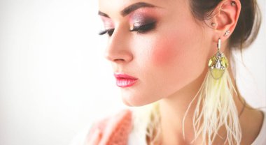 Güzel bir kadın portresi. Beyaz arkaplanda izole