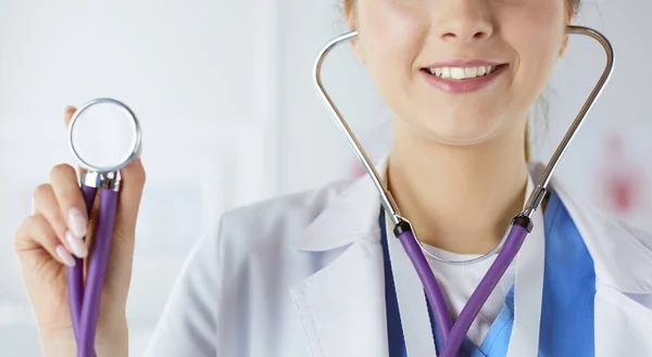 Médico sonriente mujer con estetoscopio en el hospital —  Fotos de Stock