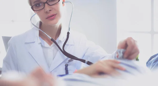 Dottore e paziente discutono di qualcosa mentre sono seduti al tavolo. Medicina e concetto di assistenza sanitaria — Foto Stock