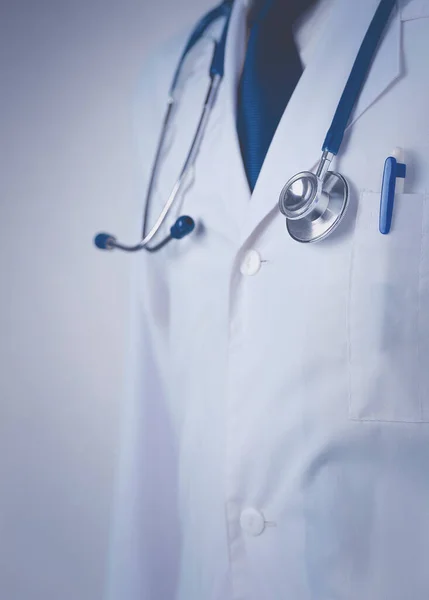 Мужчина черный врач с планшетным компьютером, стоящим в больнице — стоковое фото