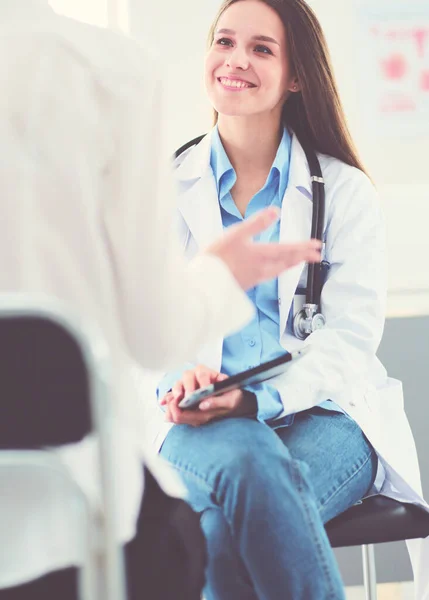 Docteur et patient discutant de quelque chose assis à la table. Médecine et soins de santé concept — Photo