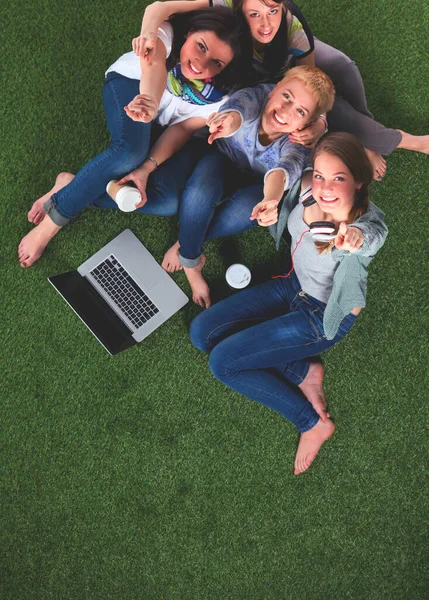 Foto de socios aplaudiendo las manos después del seminario de negocios. Formación profesional, reunión de trabajo, presentación — Foto de Stock