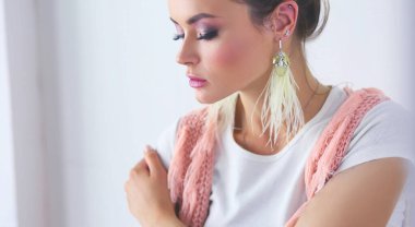 Güzel bir kadın portresi. Beyaz arkaplanda izole