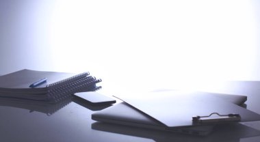 dizüstü bilgisayar ve diğer iş araçları