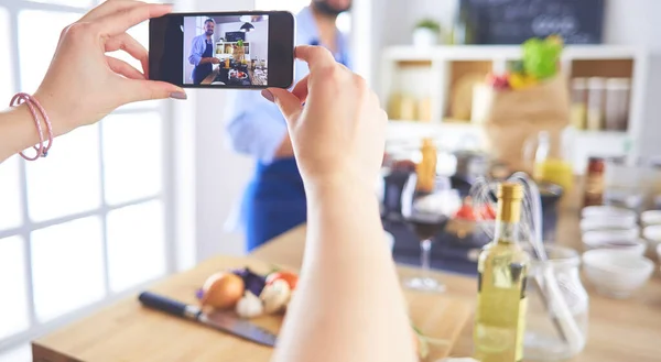 Ritratto di bell'uomo che filma cooking show o blog — Foto Stock