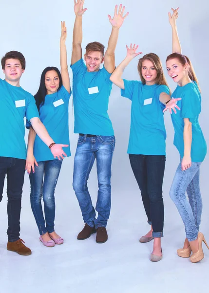 Groep gelukkige studenten. Geïsoleerd op witte achtergrond. — Stockfoto