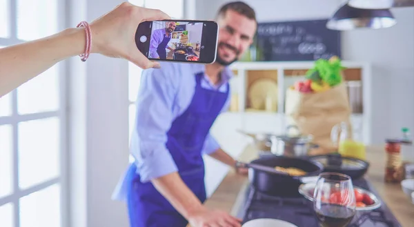 Retrato del hombre guapo filmando show de cocina o blog — Foto de Stock