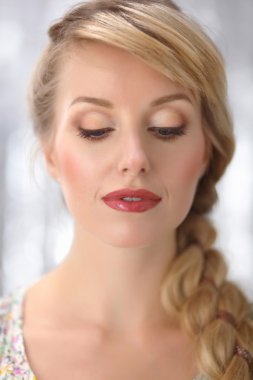 güzel sarışın genç kadın örgü saç modeli ile