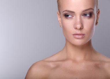 gri arka plan üzerinde izole, güzel bir kadın