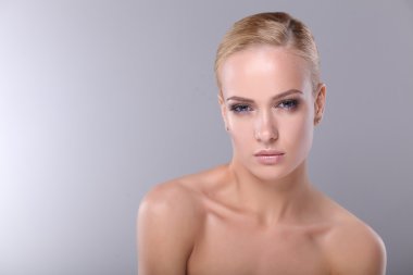 gri arka plan üzerinde izole, güzel bir kadın