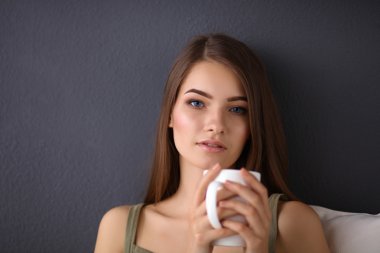 katta oturan ve içme güzel kadın