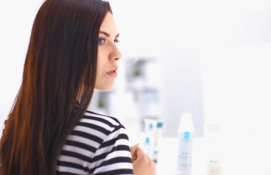 mooie jonge vrouw in winkel