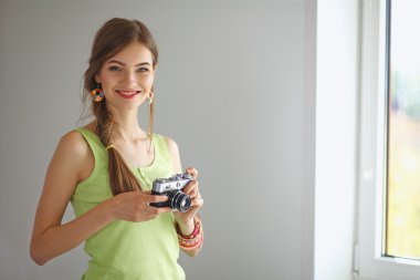 Masanın üzerinde bir genç güzel fotoğraf kadın portresi.