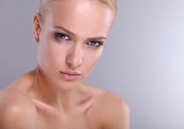 gri arka plan üzerinde izole, güzel bir kadın