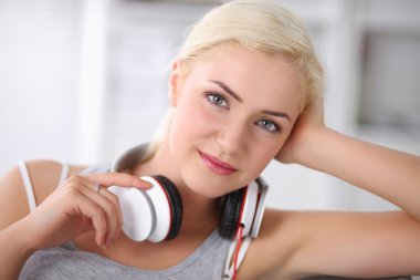 genç güzel kadın evde kanepede oturan ve müzik dinleme