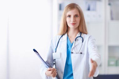 Doktor genişletilmiş el ile karşılama