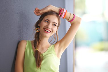 Genç kadında şık yazlık elbise .