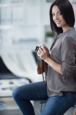 Kadın elinde kamera olan bir profesyonel fotoğrafçı.