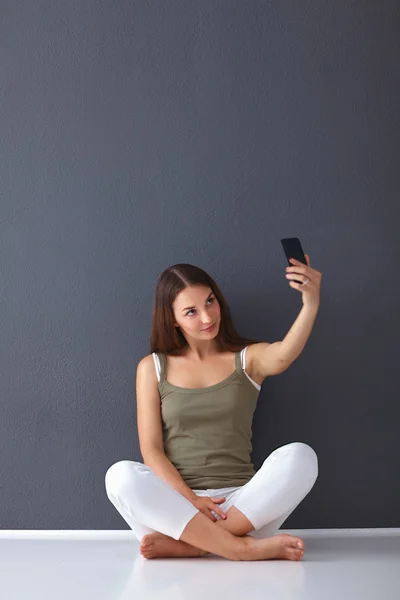 Attractive caucasian girl sitting on floor — Stock Photo, Image