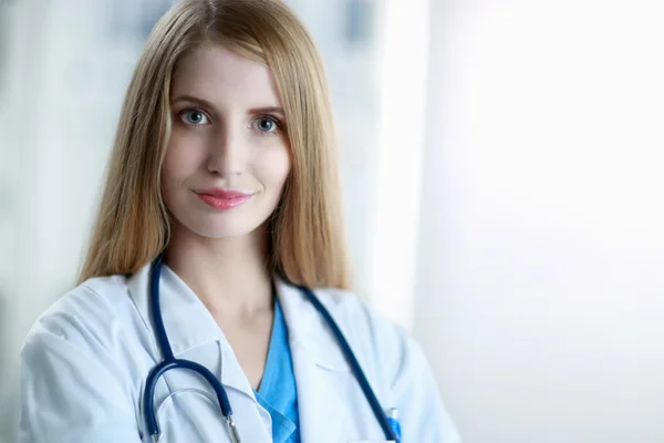 Portrait of woman doctor at hospital corridor — Stock Photo, Image