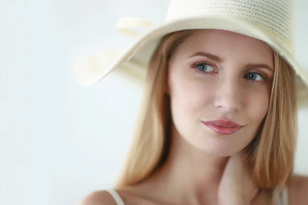 Retrato de modelo hermoso en sombrero, aislado en blanco — Foto de Stock