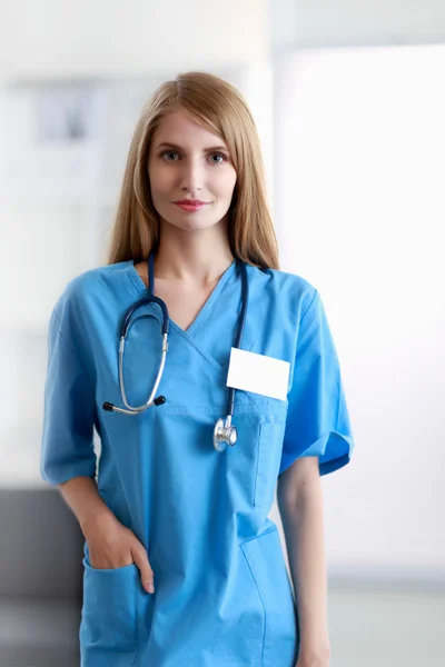 Портрет женщины-врача в коридоре больницы — стоковое фото