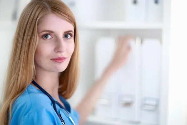 Portrét ženy lékaře na nemocniční chodbě — Stock fotografie