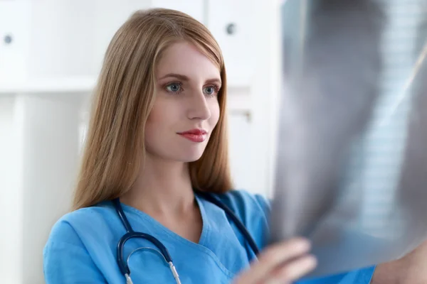 Kobieta lekarz wykazujący rentgen w szpitalu — Zdjęcie stockowe