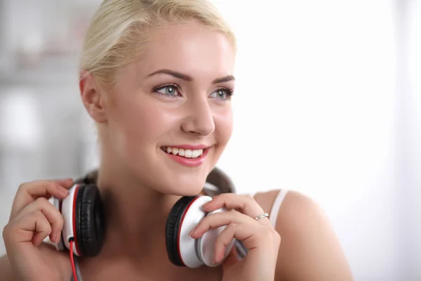 Jonge mooie vrouw thuis luisteren muziek — Stockfoto