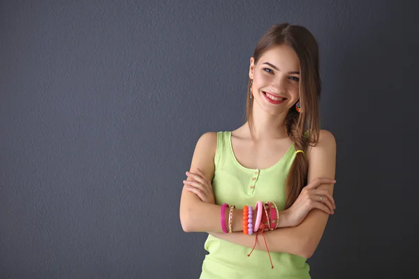 Giovane donna seduta sul pavimento isolato sfondo scuro — Foto Stock